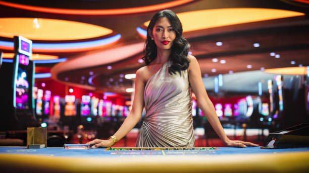 Pengguna meninjau promosi melalui ponsel
